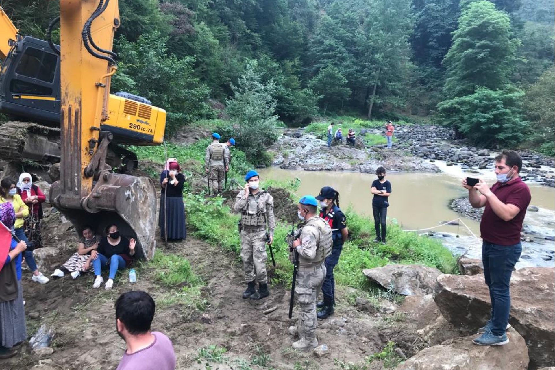 Ordu'da halkın direnişi üzerine HES şantiyesindeki makineler ...