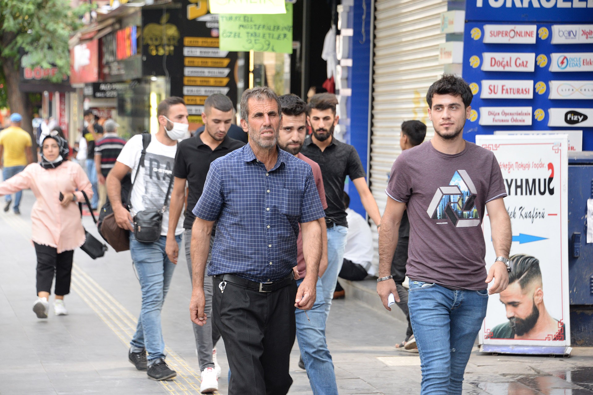 Diyarbakır'da sokakta maskesiz yürüyenler 