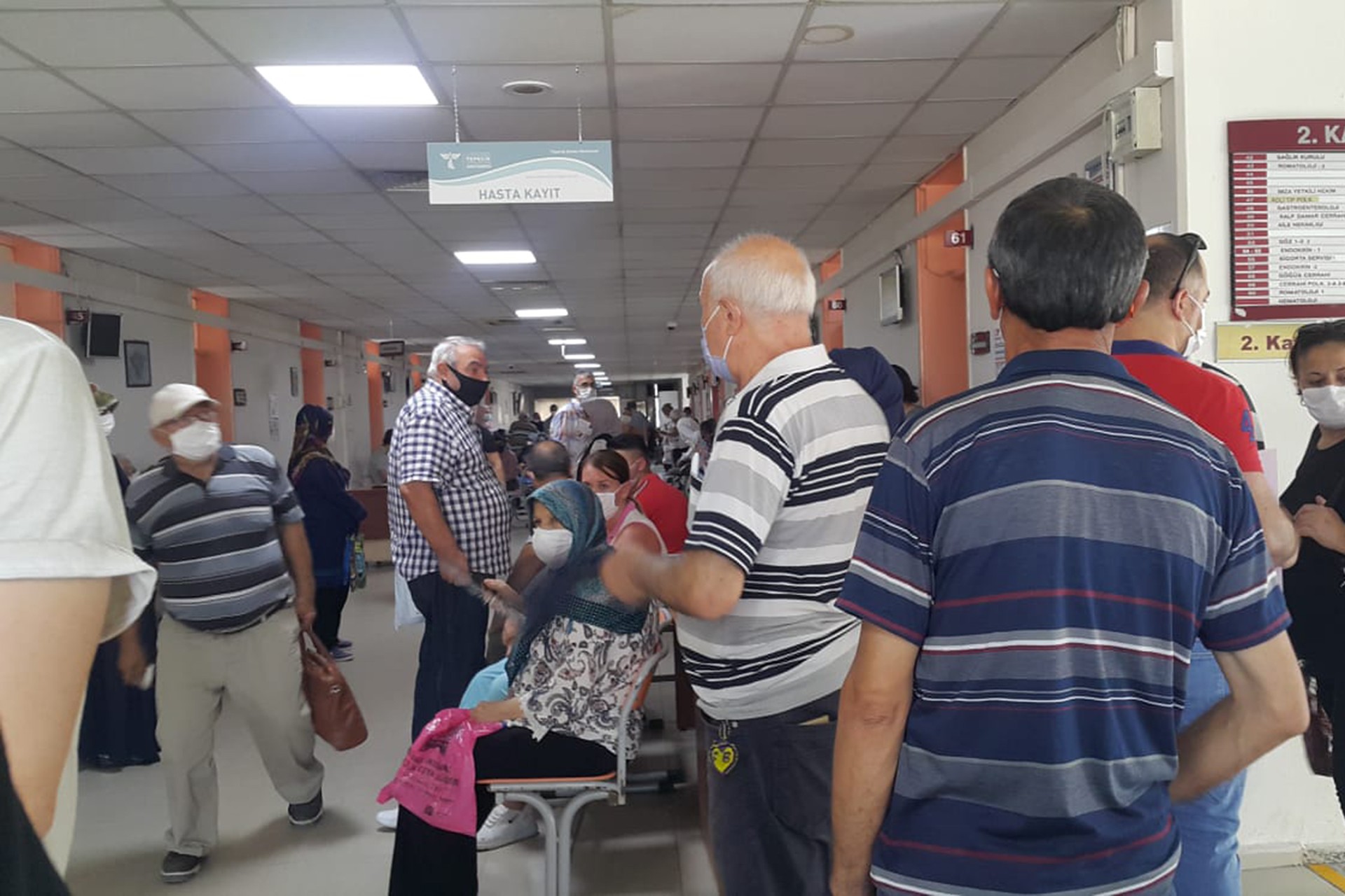 İzmir Tepecik Hastanesi Kovid-19 polikliniğinde hasta yoğunluğu - Evrensel