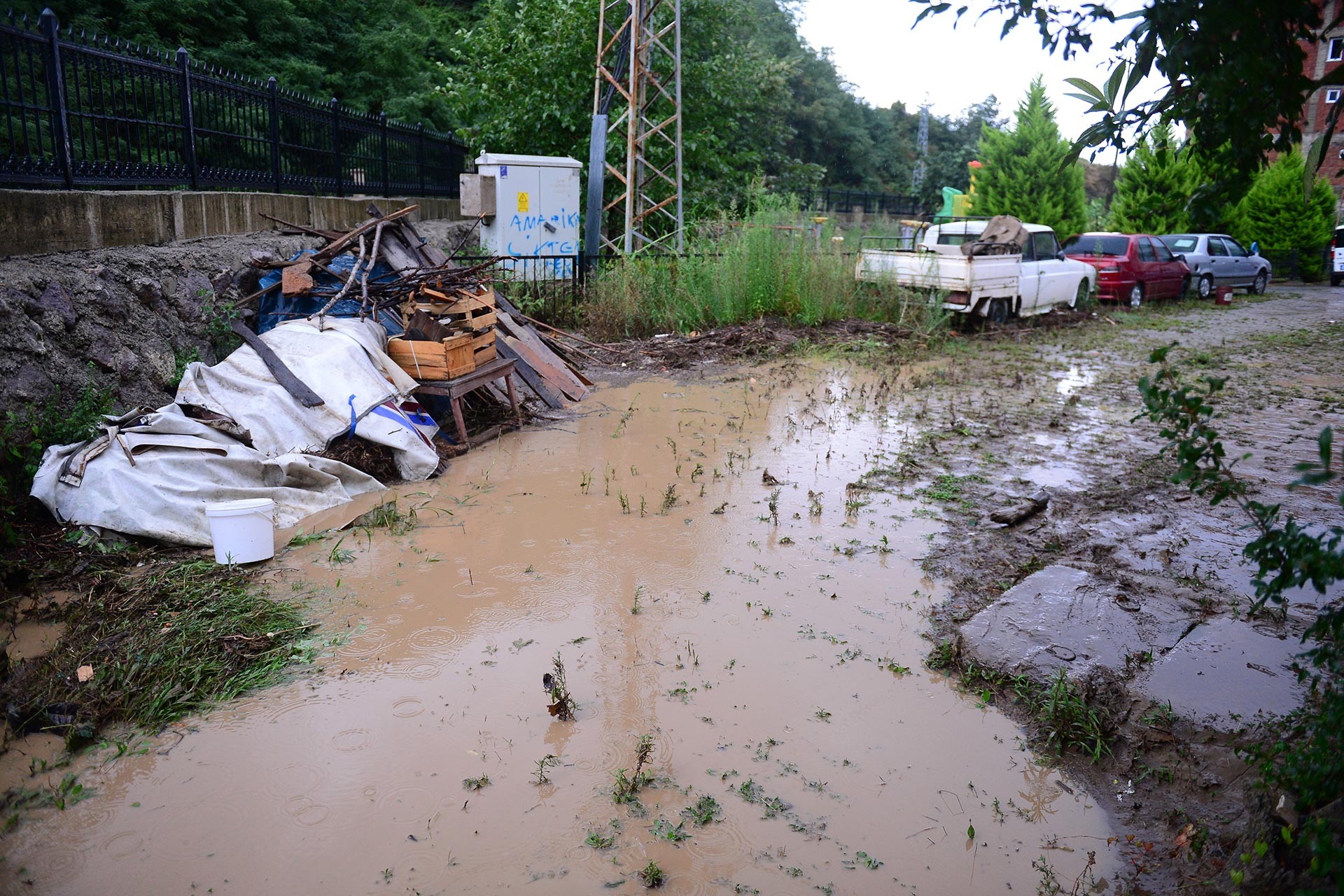 Giresun'un Dereli ilçesinde sağanak nedeniyle dere taştı