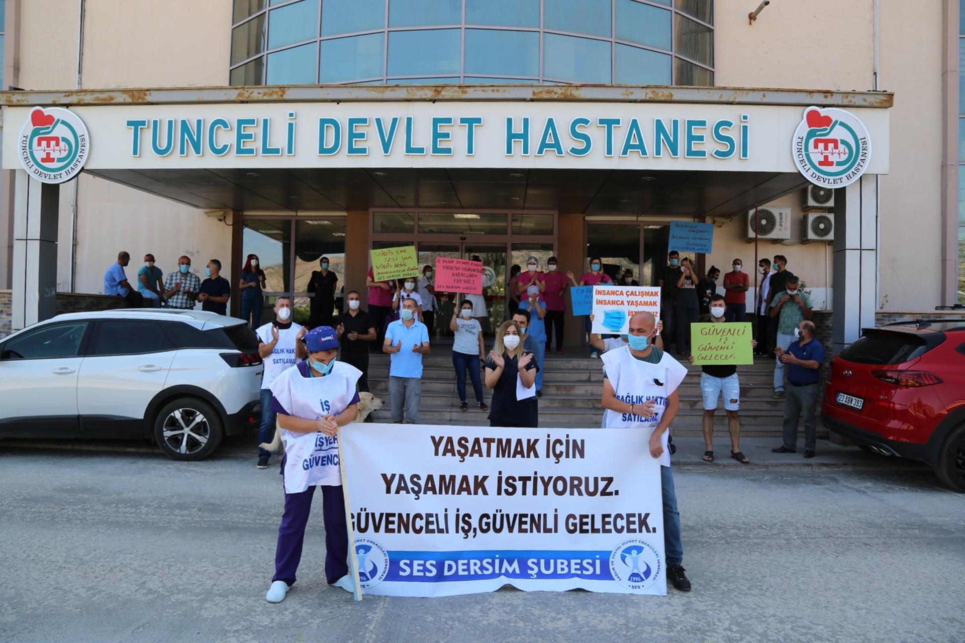 SES Dersim Şubesi, koronavirüs ile mücadele ederken hayatını kaybeden sağlık emekçileri için Tunceli Devlet Hastanesi önünde basın açıklaması gerçekleştirdi