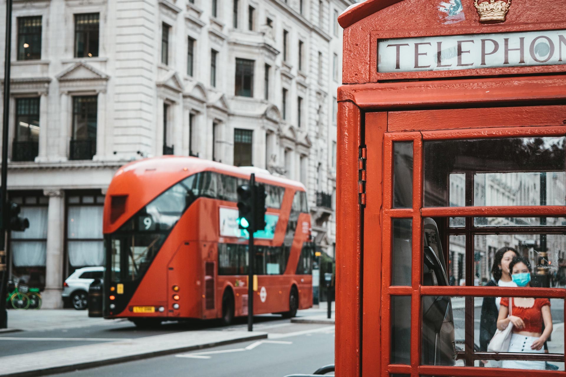 Londra'da telefon kulübesi (sağda), çift katlı otobüs (solda)