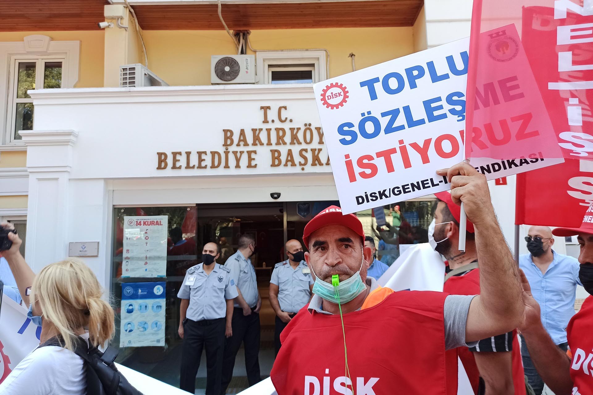 Bakırköy Belediyesi işçisi Toplu sözleşme istiyoruz dövizi taşıyor