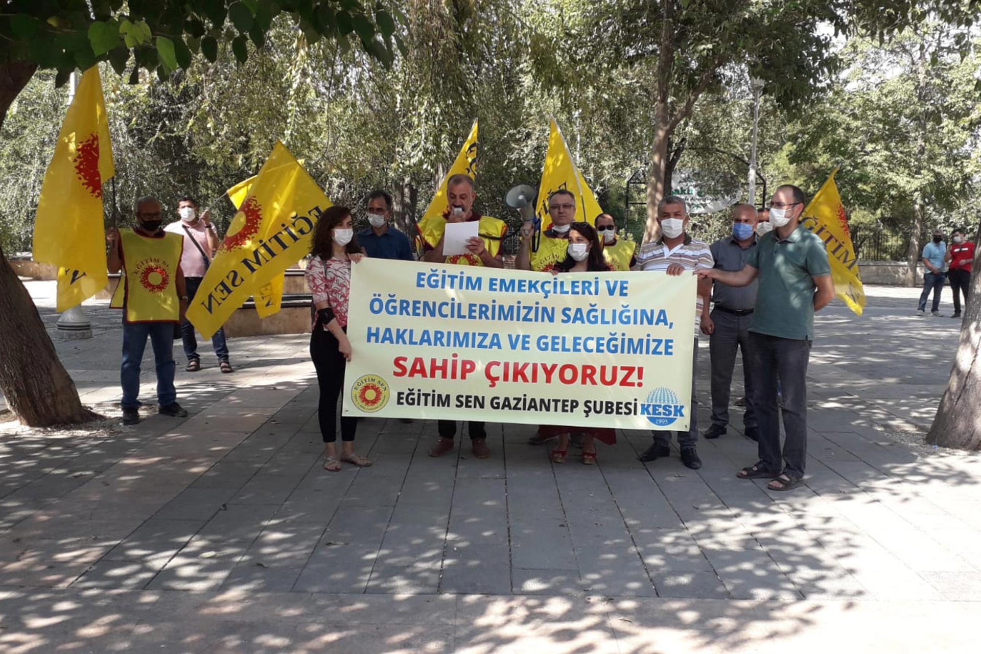 Eğitim Sen Gaziantep Şubesi üyeleri basın açıklaması yapıyor