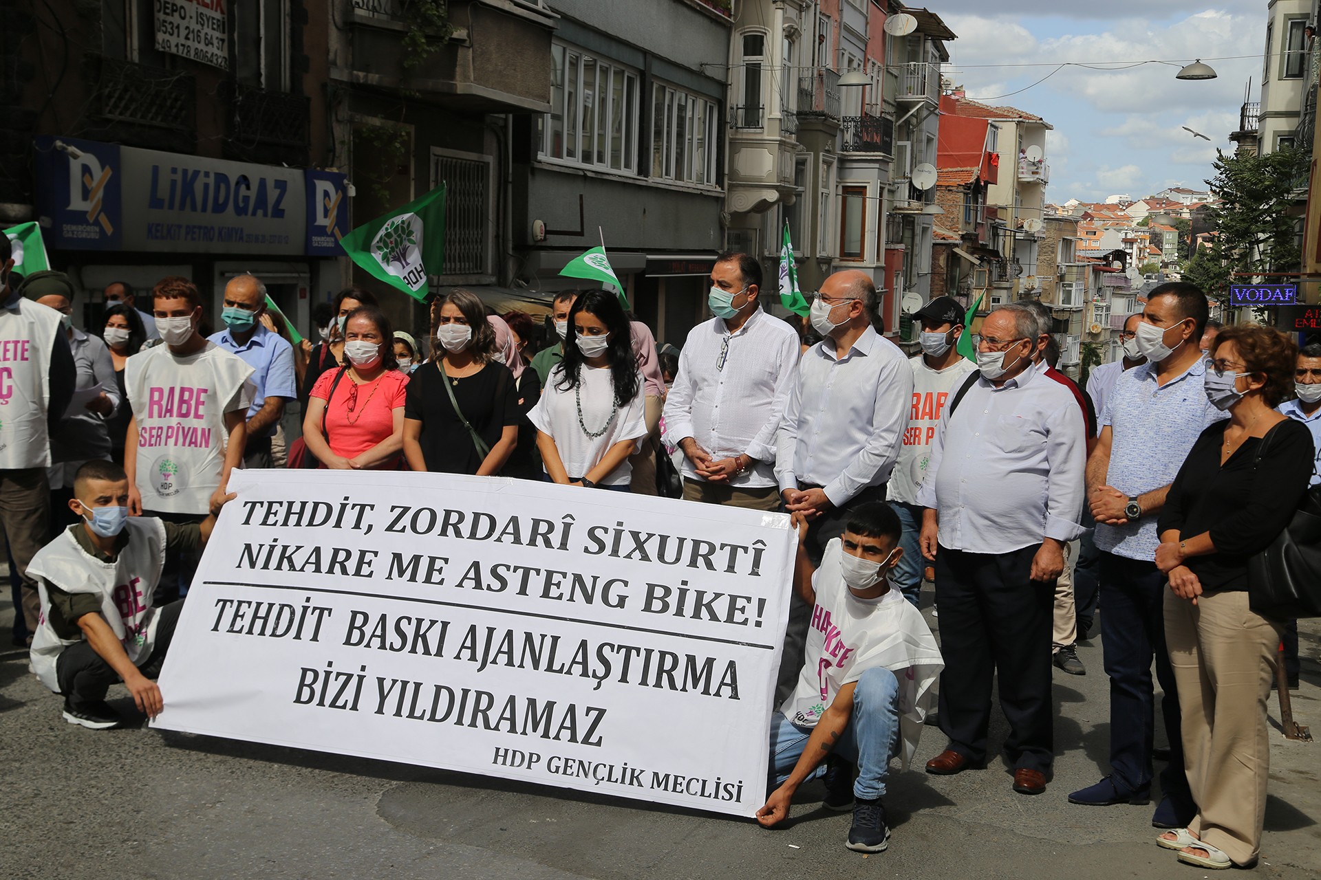 HDP İstanbul İl Örgütü, HDP yöneticileri ve üyelerinin kendilerini polis ve MİT mensubu olarak tanıtan kişilerce kaçırılması, tehdit ve darbedilmesine tepki gösterdi.