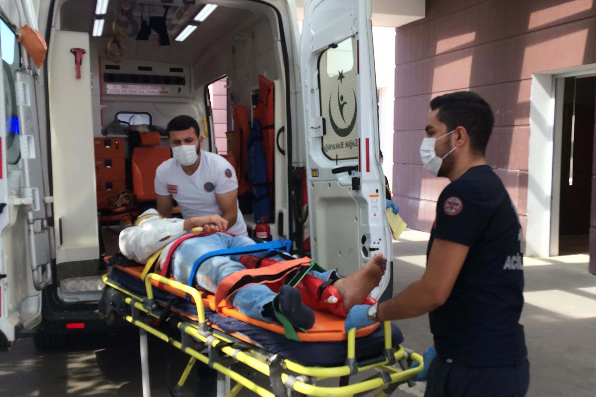 İş kazasında yaralanan İşçi Ali Alkan ambulansa bindiriliyor