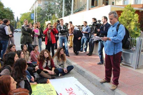 “Bu Suça Ortak Olmayacağız” bildirisini imzaladığı için 2013’te Doğuş Üniversitesindeki işinden çıkarılan ve ardından KHK ile ihraç edilen Prof. Dr. Serdar Değirmencioğlu için öğrencileri eylem yapmış, Değirmencioğlu öğrencilerine sokakta ders vermişti.