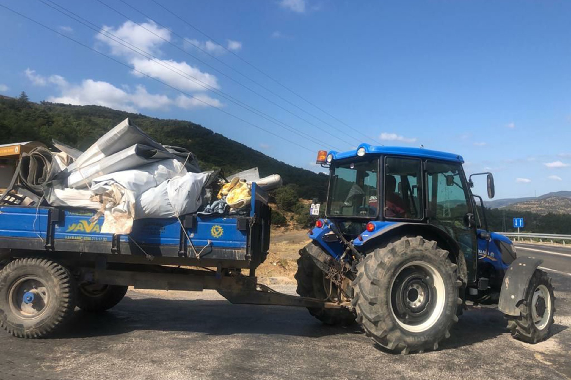 Kazdağları'nda nöbet tutan yaşam savunucularının eşyaları alandan dışarı çıkarılırken