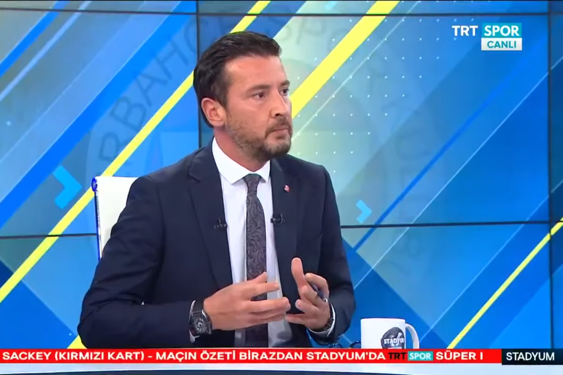 Ersin Düzen TRT Spor'da yayımlanan Stadyum adlı programı sunarken.