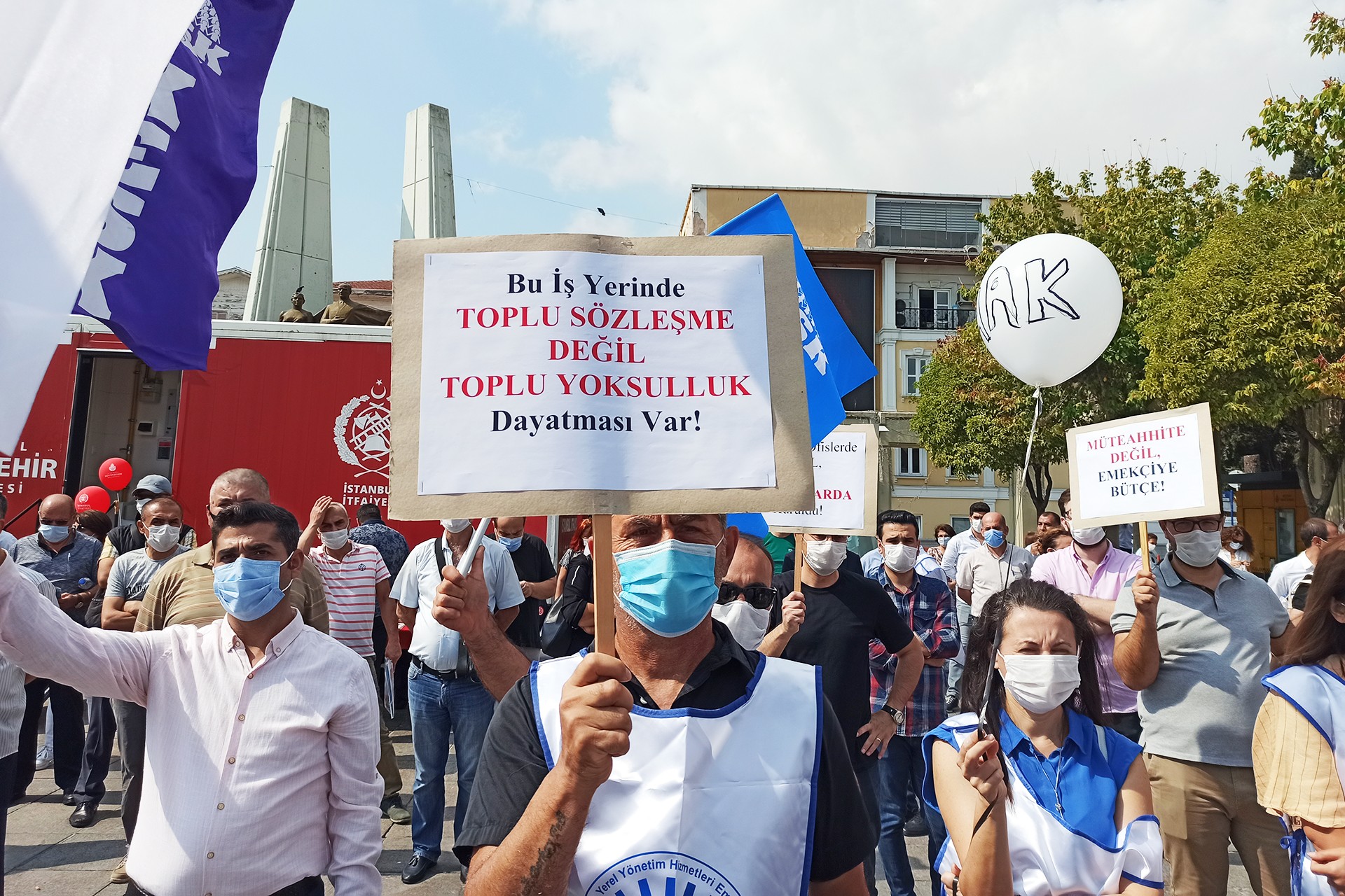 KESK’e bağlı Tüm Bel-Sen İstanbul 1 No’lu Şube üyesi emekçiler, CHP Bakırköy ilçe binası önünde eylem yaptı.