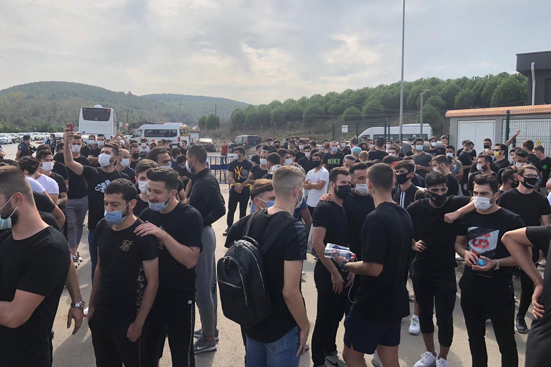 Amatör liglerde mücadele eden futbolcular, pandemi nedeniyle yeni sezon maçlarının ertelenmesini Türkiye Futbol Federasyonu Riva Tessisleri önünde prtotesto etti.