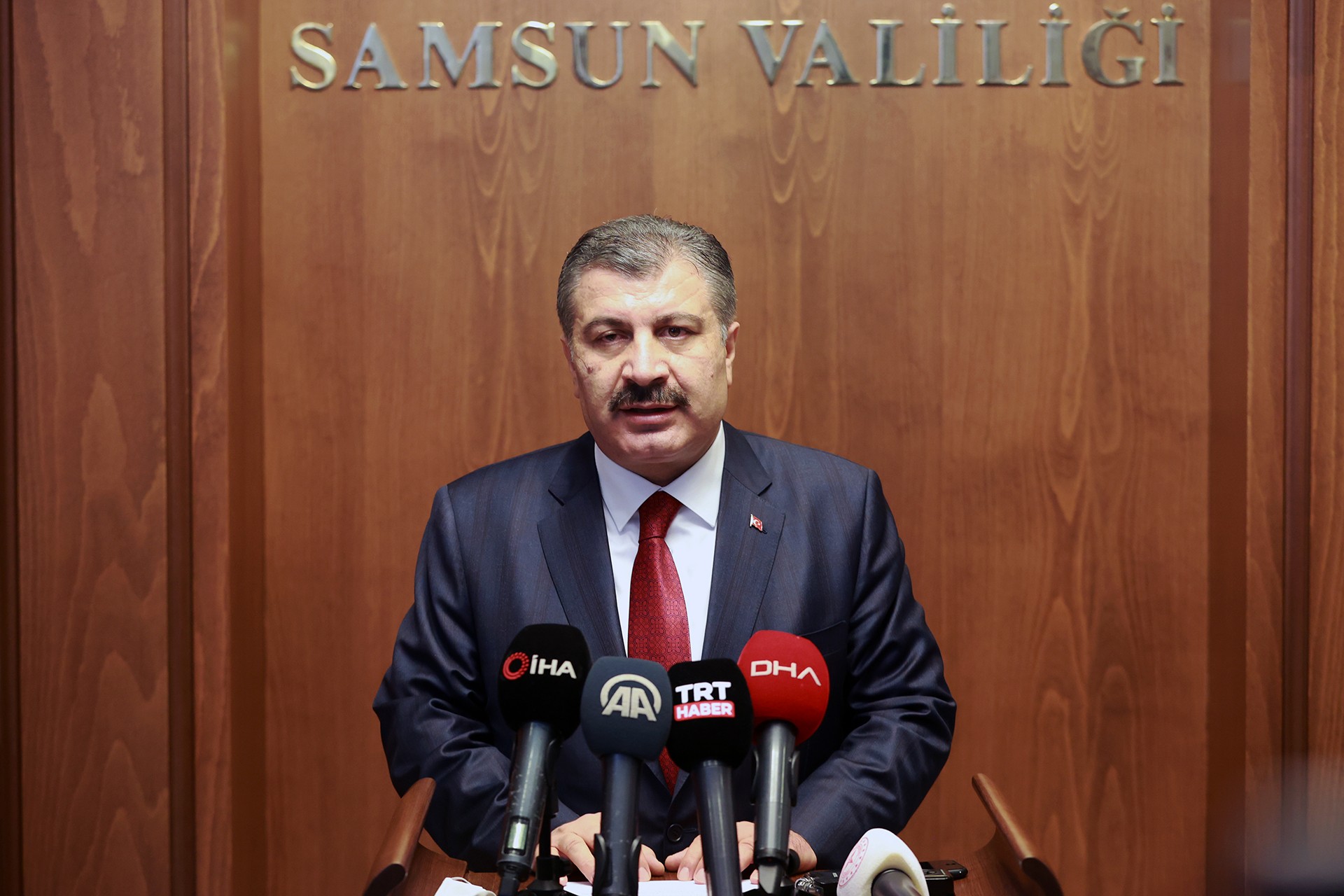 Sağlık Bakanı Fahrettin Koca, Samsun'da basına açıklamada bulunurken.