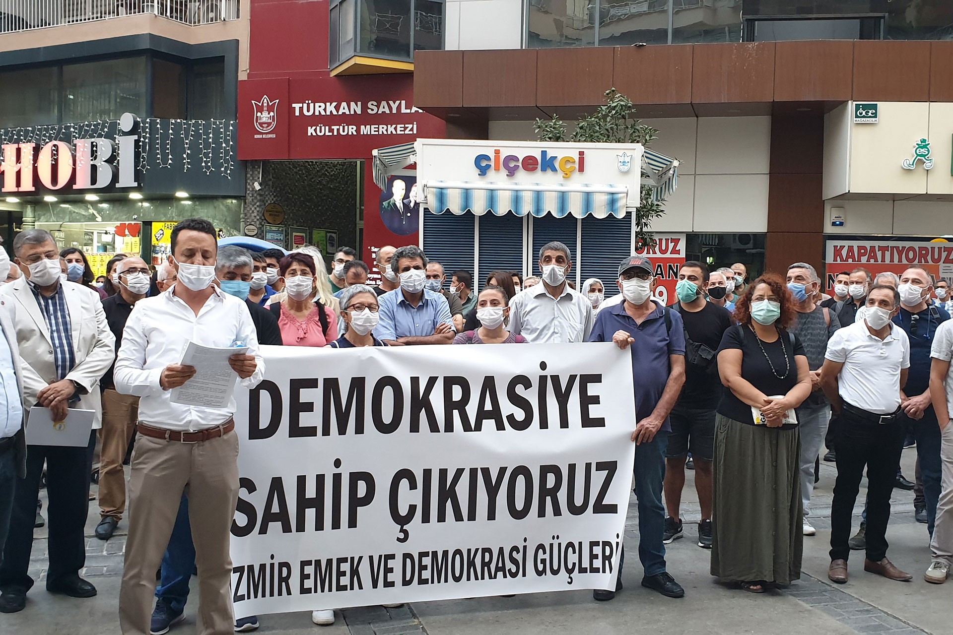 İzmir Emek ve Demokrasi Güçleri, Alsancak Türkan Saylan Kültür Merkezi önünde HDP’ye yönelik gözaltı ve operasyonları protesto etti.