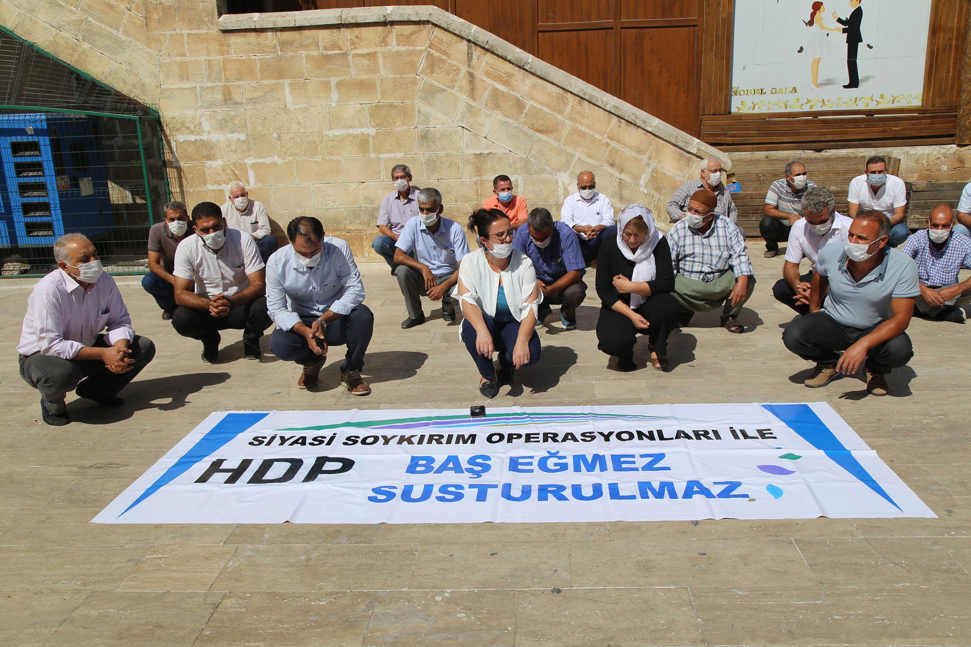 Urfa'da oturma eylemi ve açıklama yapan HDP'liler