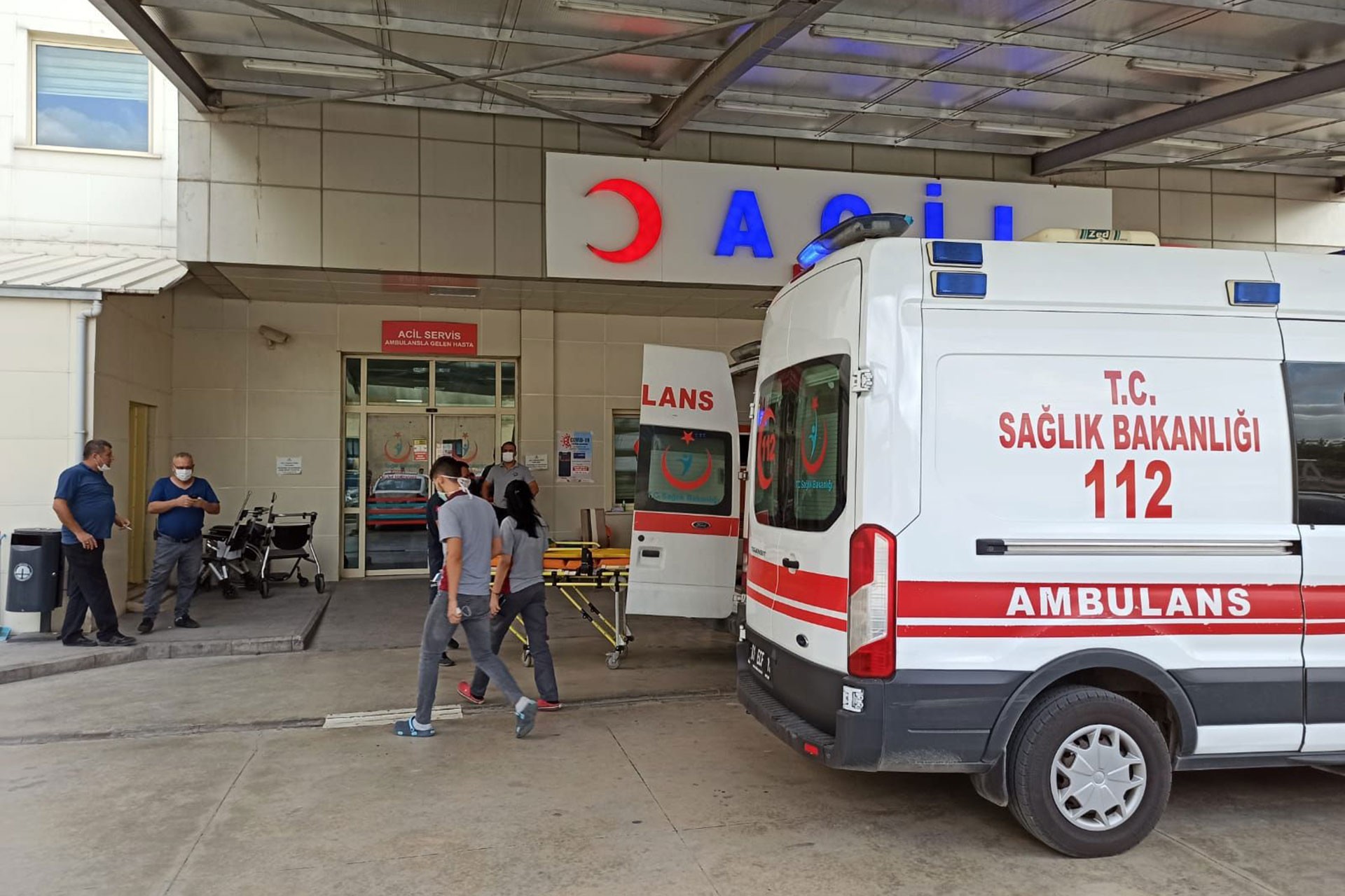 Hastane acil girişi önünde ambulans