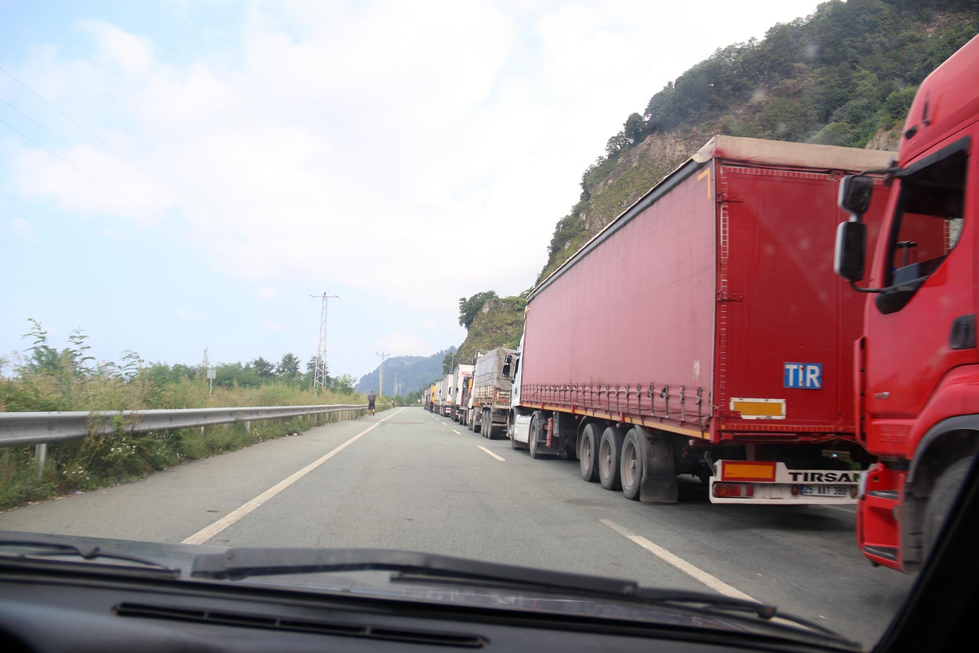 Sınır kapısında bekleyen TIR'lar