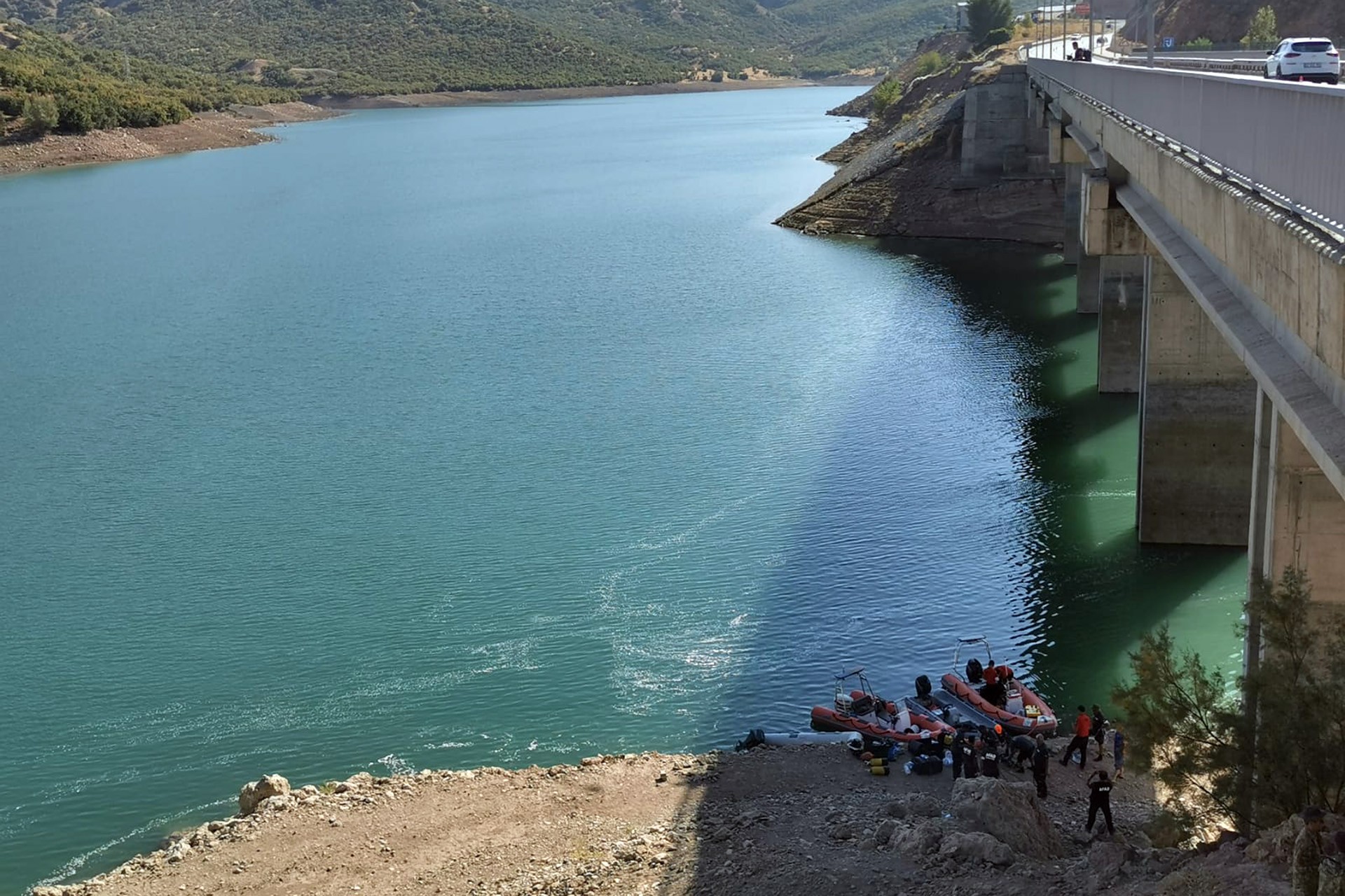 Uzunçayır Baraj Gölü'nde arama çalışması