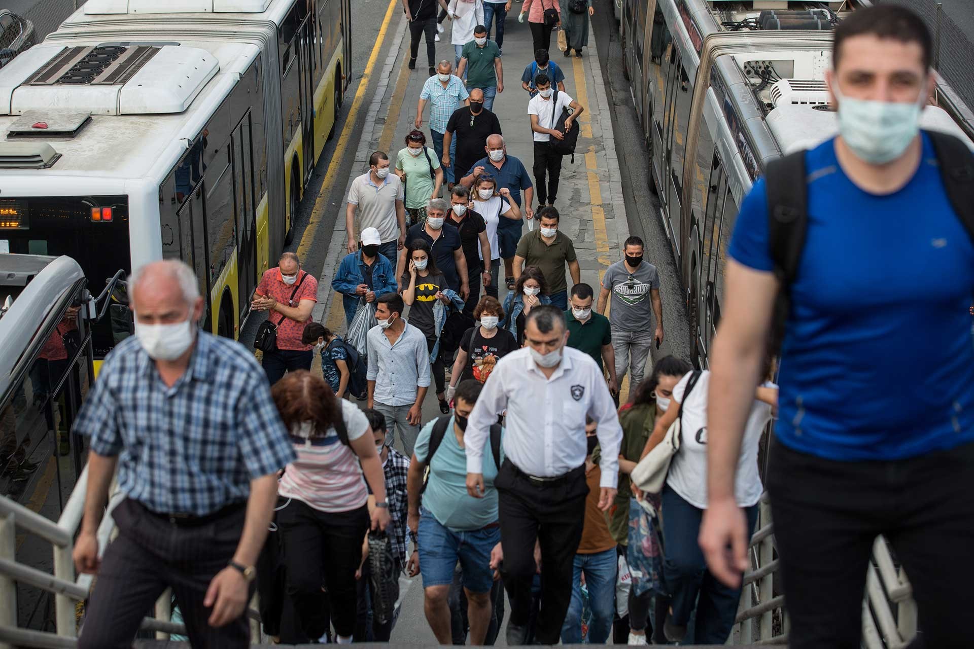 Kovid-19 salgını sürecinde İstanbul'daki bir metrobüs durağı