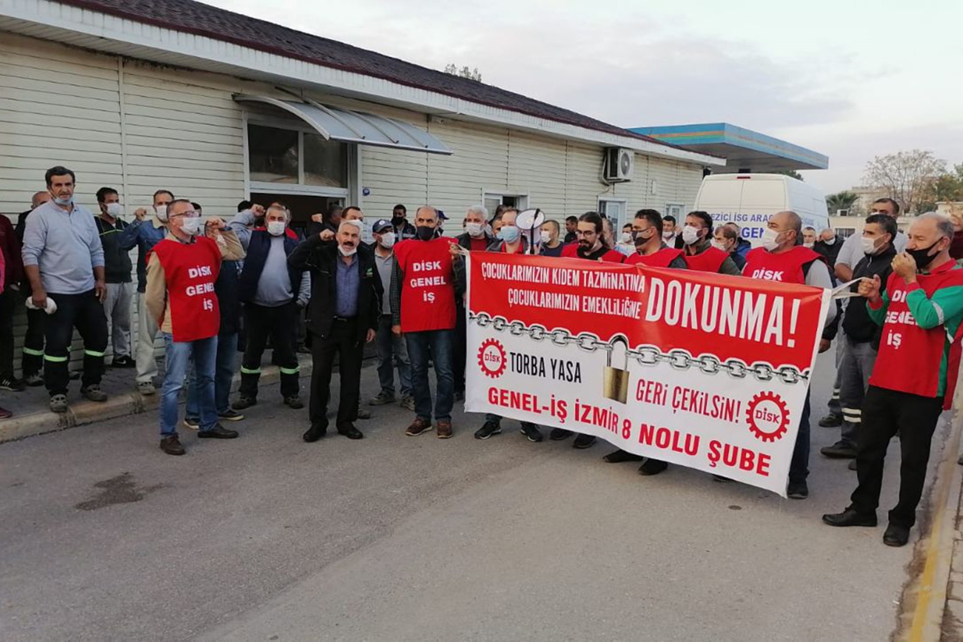 Karşıyaka Belediyesi işçileri basın açıklaması yaptı