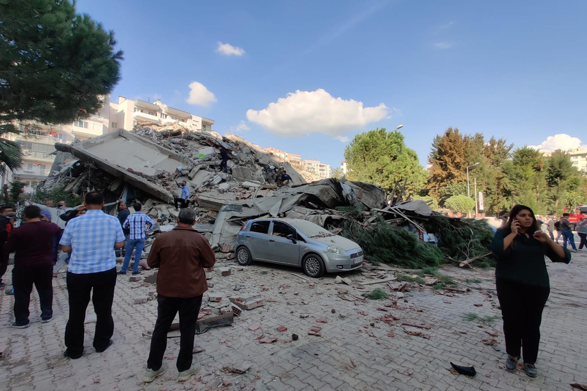 İzmir'de bazı binalar yıkıldı