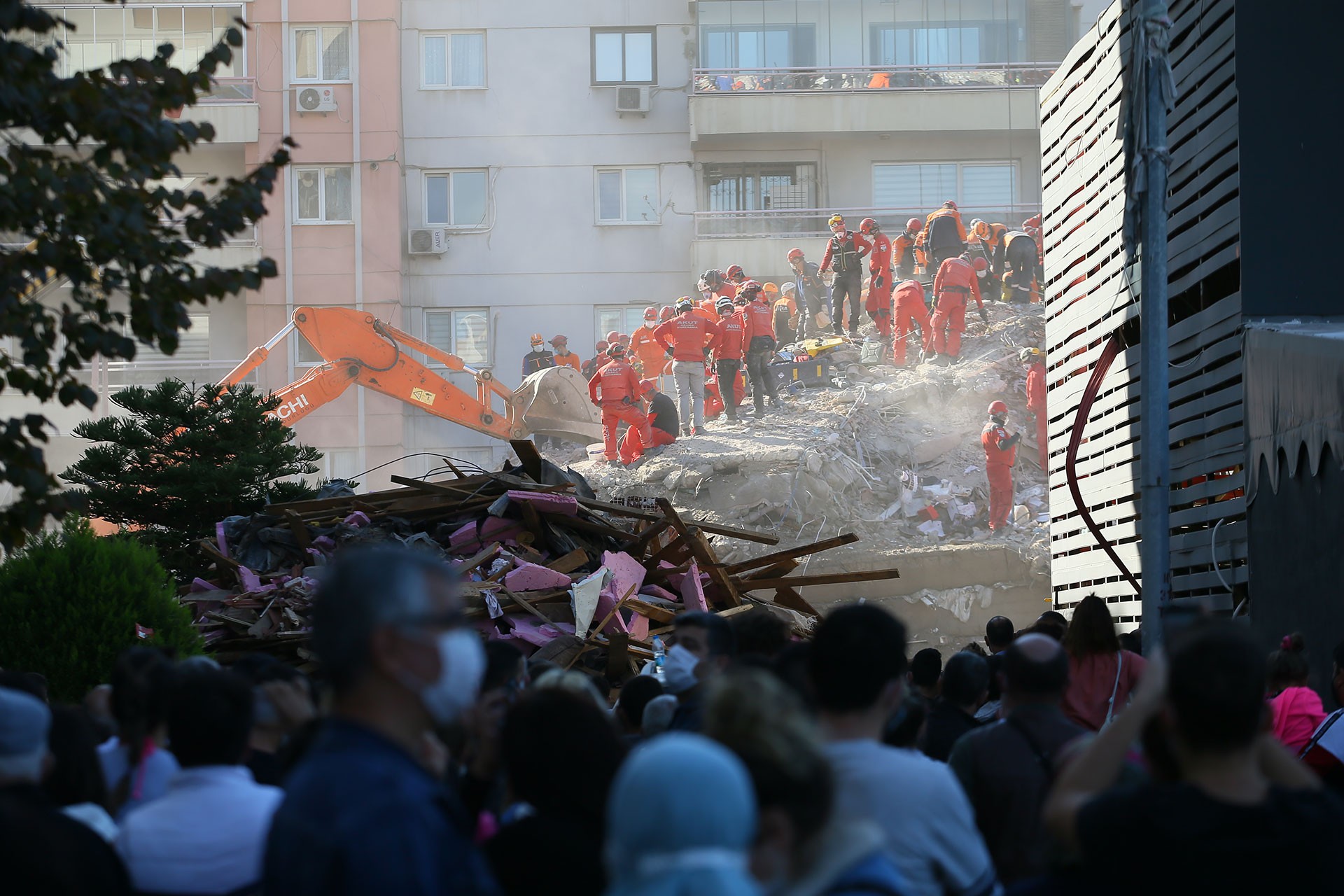 Rıza Bey apartmanında arama kurtarma çalışmaları