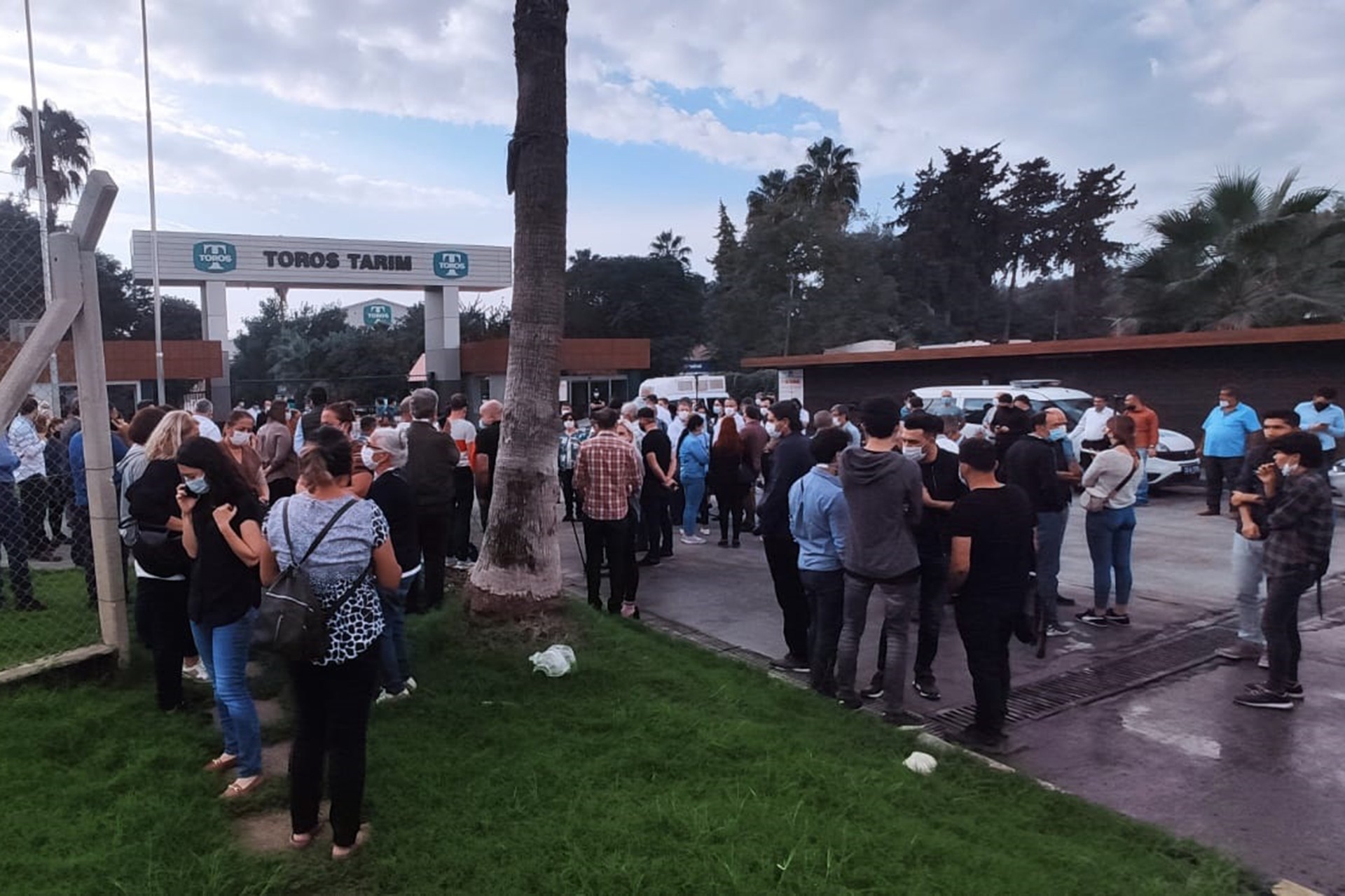 Mersin'in Akdeniz ilçesinde kurulması planlanan polipropilen üretim tesisinin keşfi esnasında bölge halkı, siyasi partiler, meslek odaları ve yaşam alanı savunucuları protesto eylemi gerçekleştirdi.