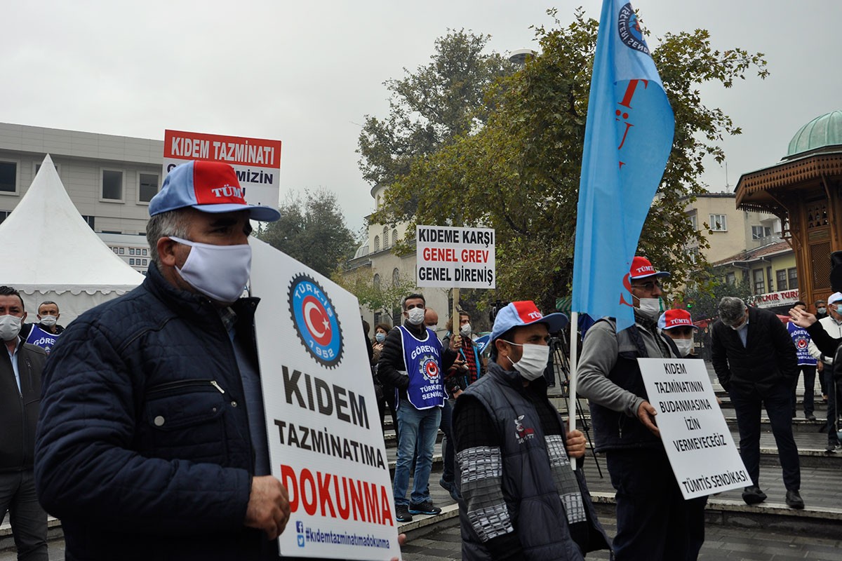 Türk-İş üyesi işçilerin torba yasaya karşı eylemi. Ankara genel merkez önü.