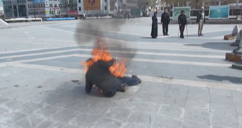 Yardım alamadığı gerekçesiyle kendini valilik önünde yaktı