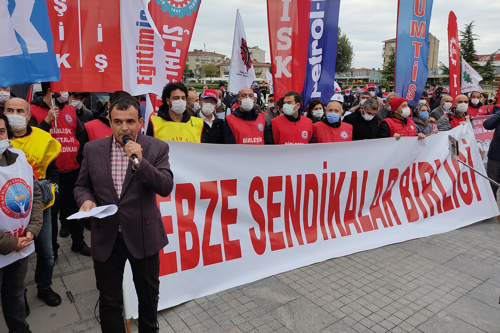 Petrol-İş Gebze Şube Başkanı Eyüp Akdemir, Gebze Sendikalar Birliğinin torba yasanın geri çekilmesi talebiyle yaptığı eylemde konuşurken.