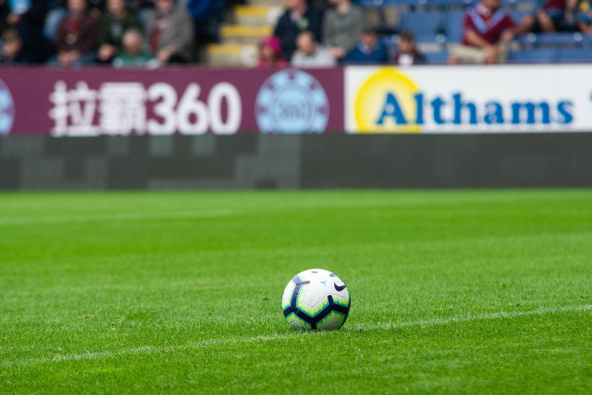 Yeşil saha üzerinde futbol topu