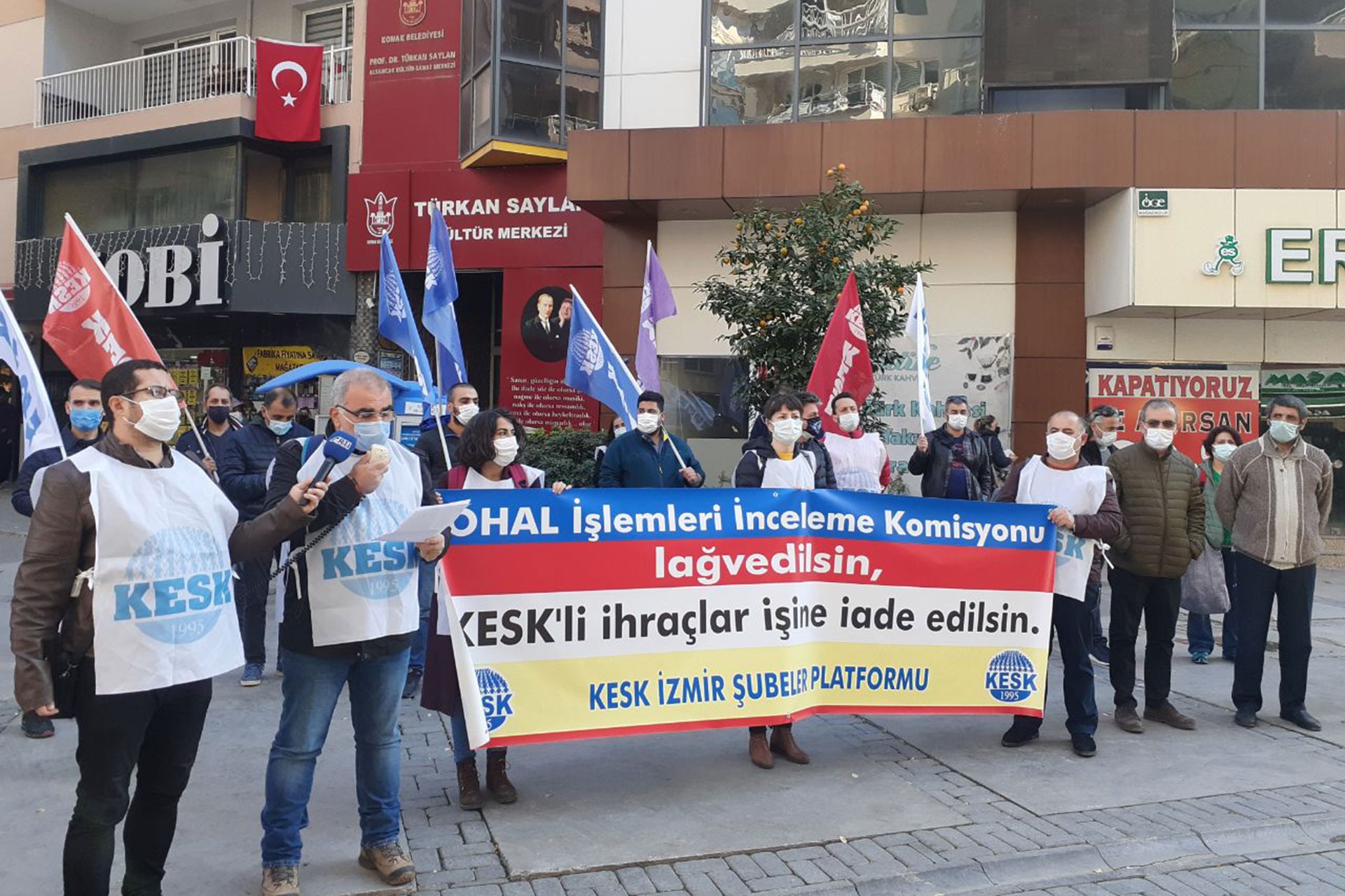 KESK İzmir Şubeler Platformu Alsancak Türkan Saylan Kültür Merkezi önünde basın açıklaması yaparken