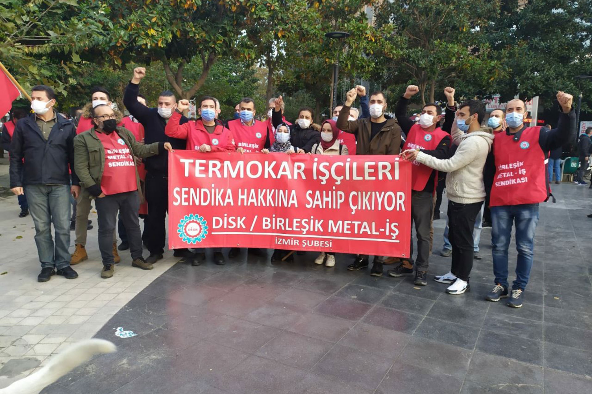 Termokar işçilerinin örgütlü olduğu Birleşik Metal-İş Sendikası Manisa Manolya Meydanı'nda basın açıklaması gerçekleştirdi.