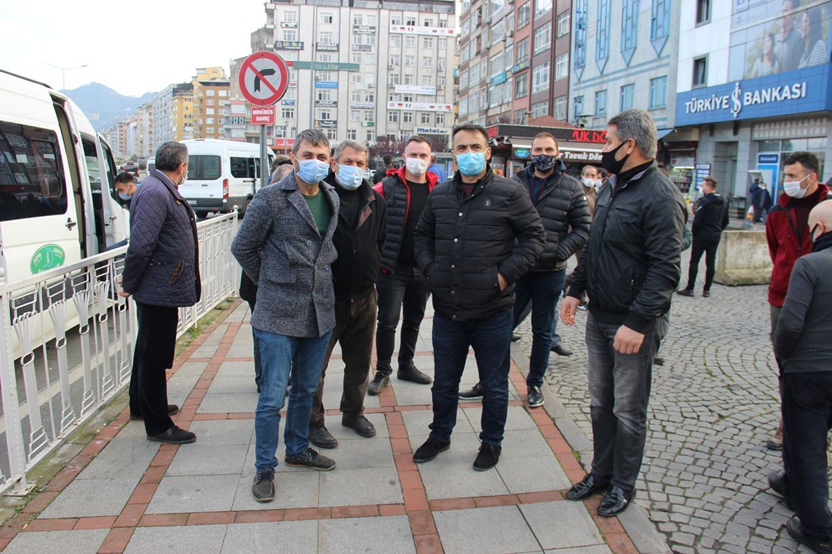 Minibüs şoförleri topluca fotoğraf çektiriyor.