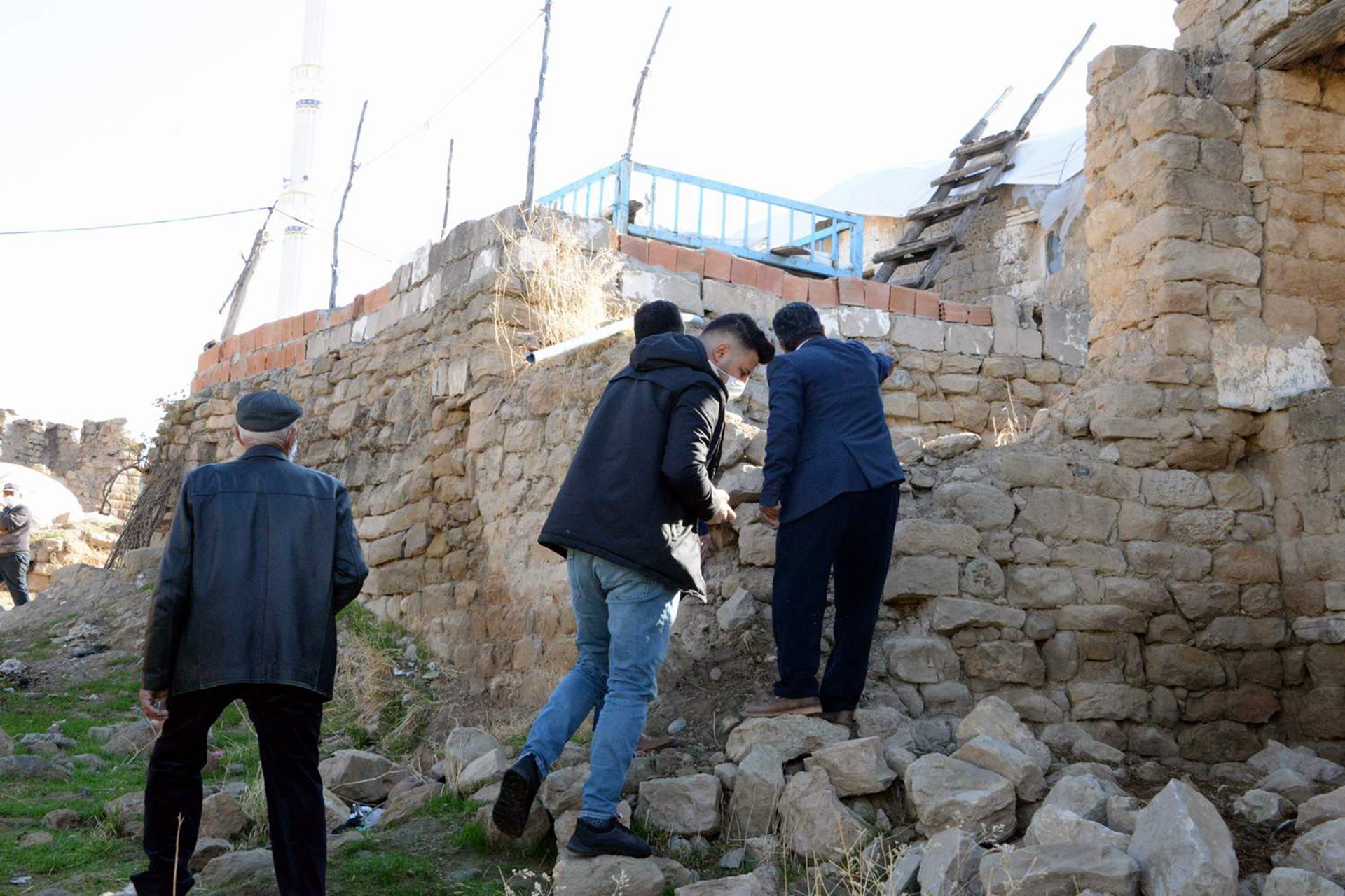 Siirt'te deprem nedeniyle sokaklara çıkan yurttaşlar.