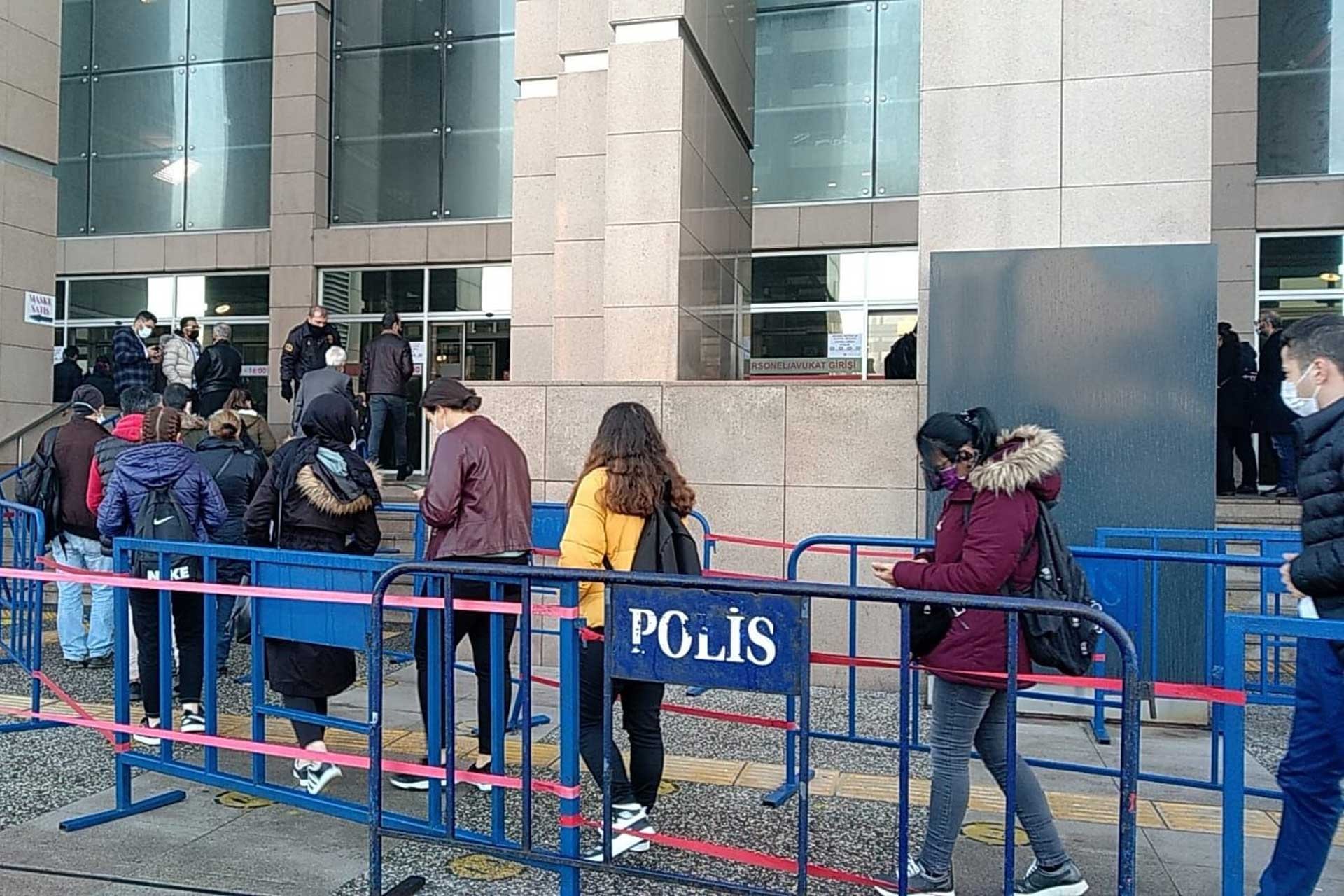 Çağlayan'daki İstanbul Adalet Sarayı'nda HES kodu sorulması uygulaması nedeniyle adliye önünde uzun kuyruklar oluştu.