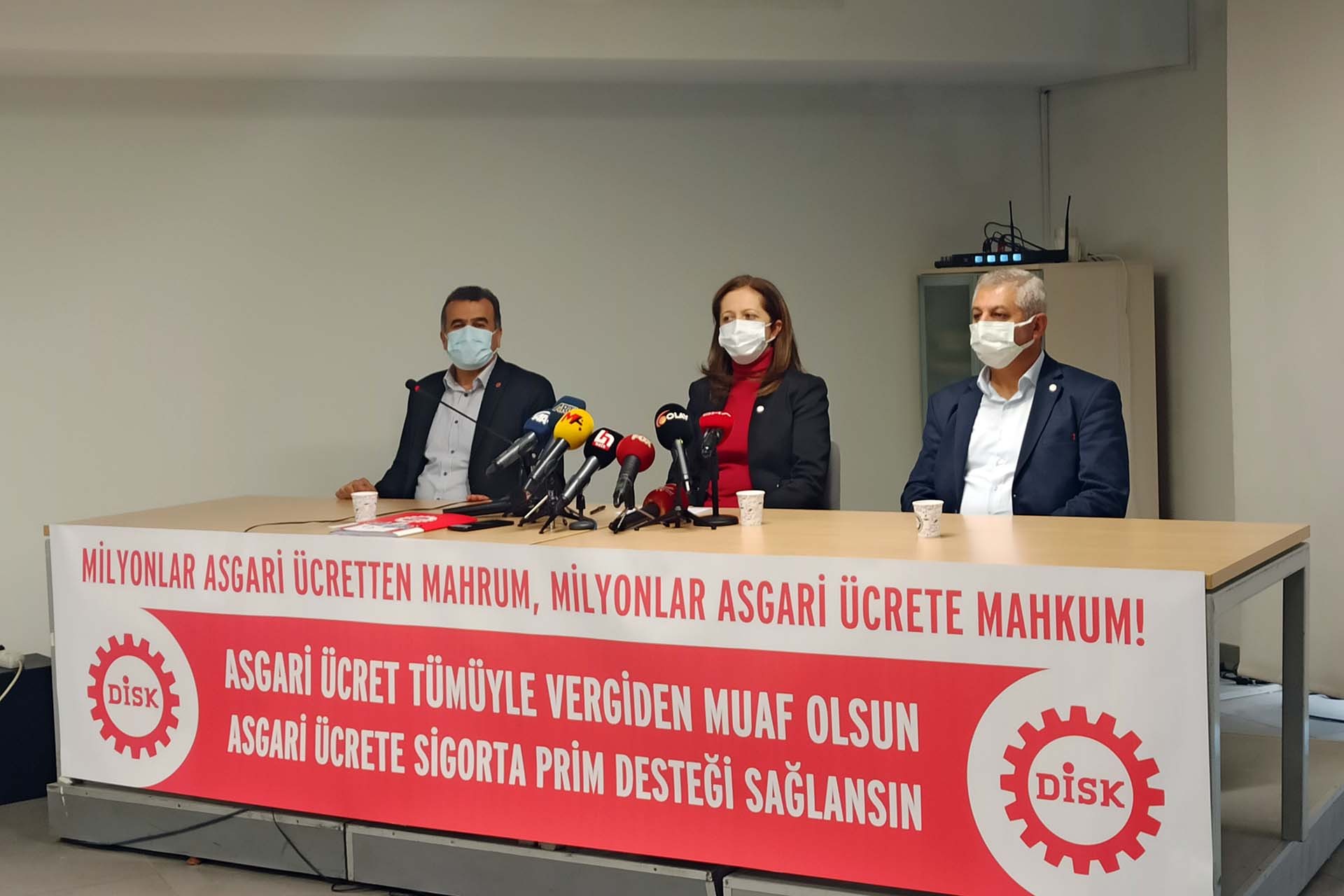 DİSK yöneticileri asgari ücret ile ilgili basın açıklaması düzenledi 