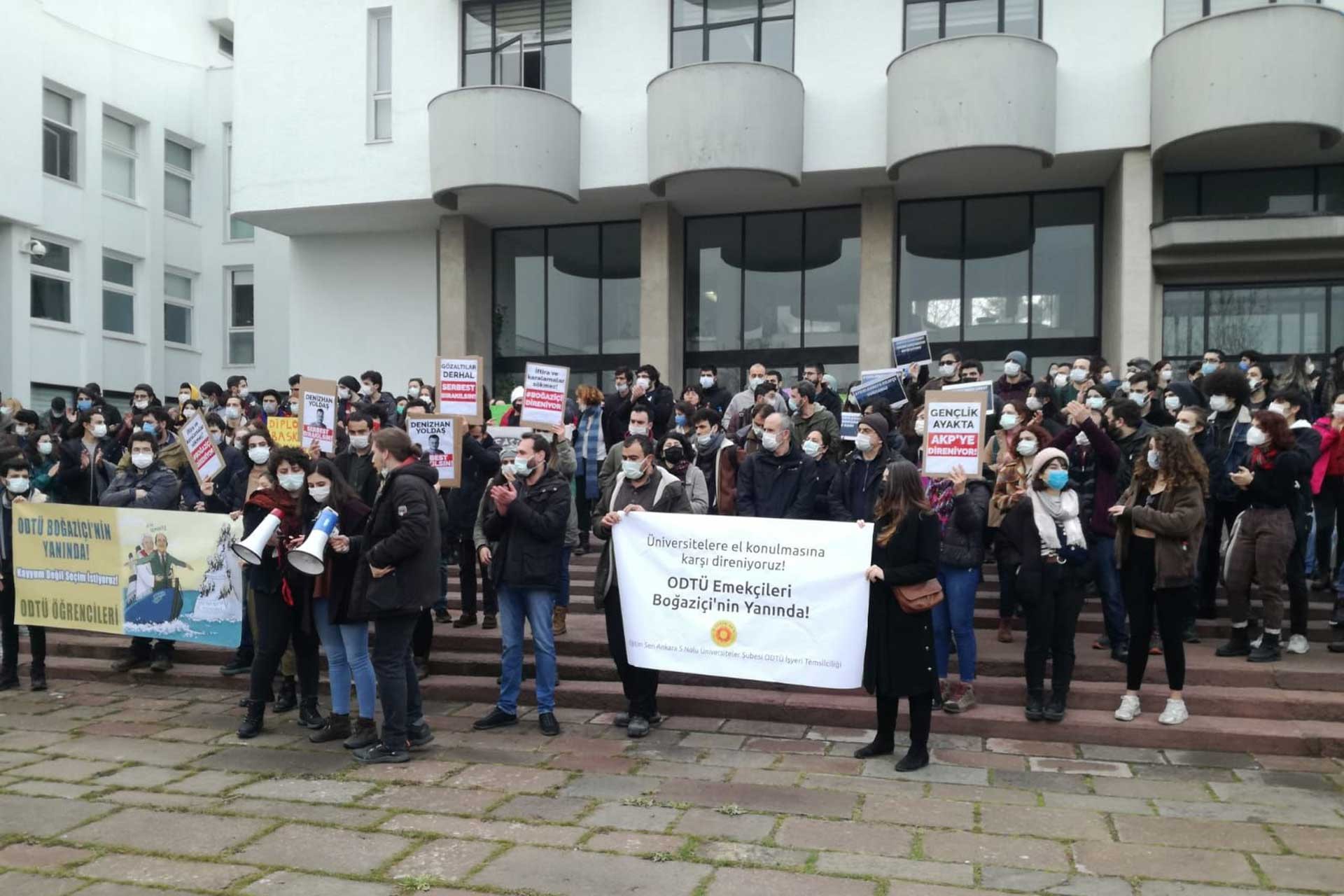 ODTÜ öğrencileri, direnen Boğaziçi Üniversitesi öğrenciler için dayanışma eylemi yaparken. 