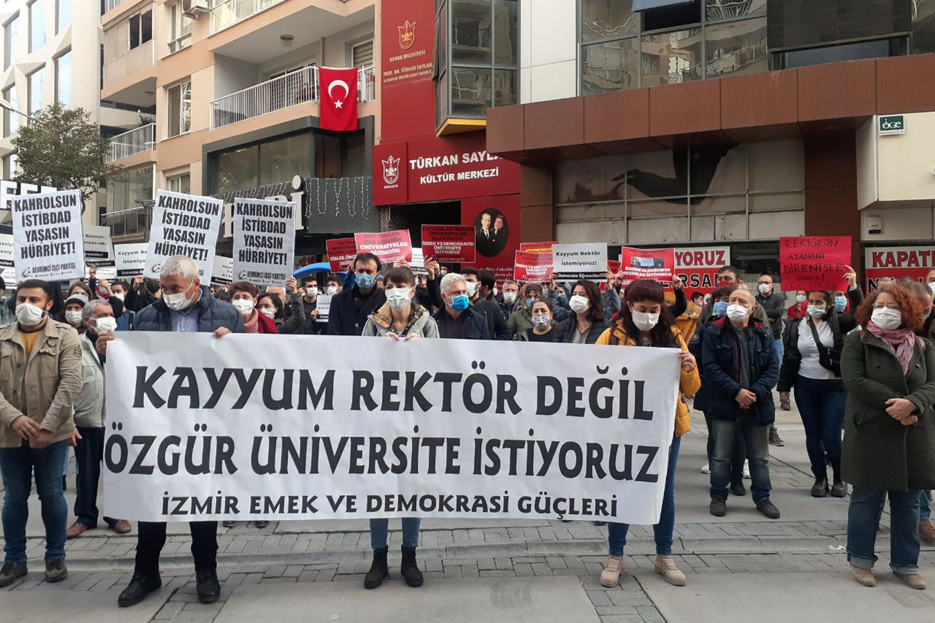 İzmirli öğrenciler: Boğaziçi'nin mücadelesi umutlarımızı tazeledi