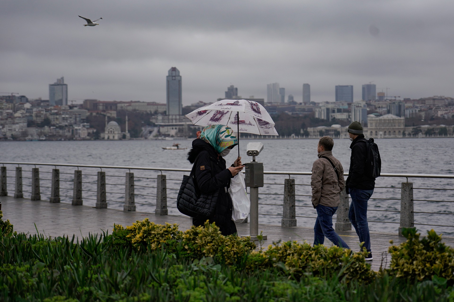 İstanbul'da yağmurlu bir günde sokakta yürüyen insanlar.