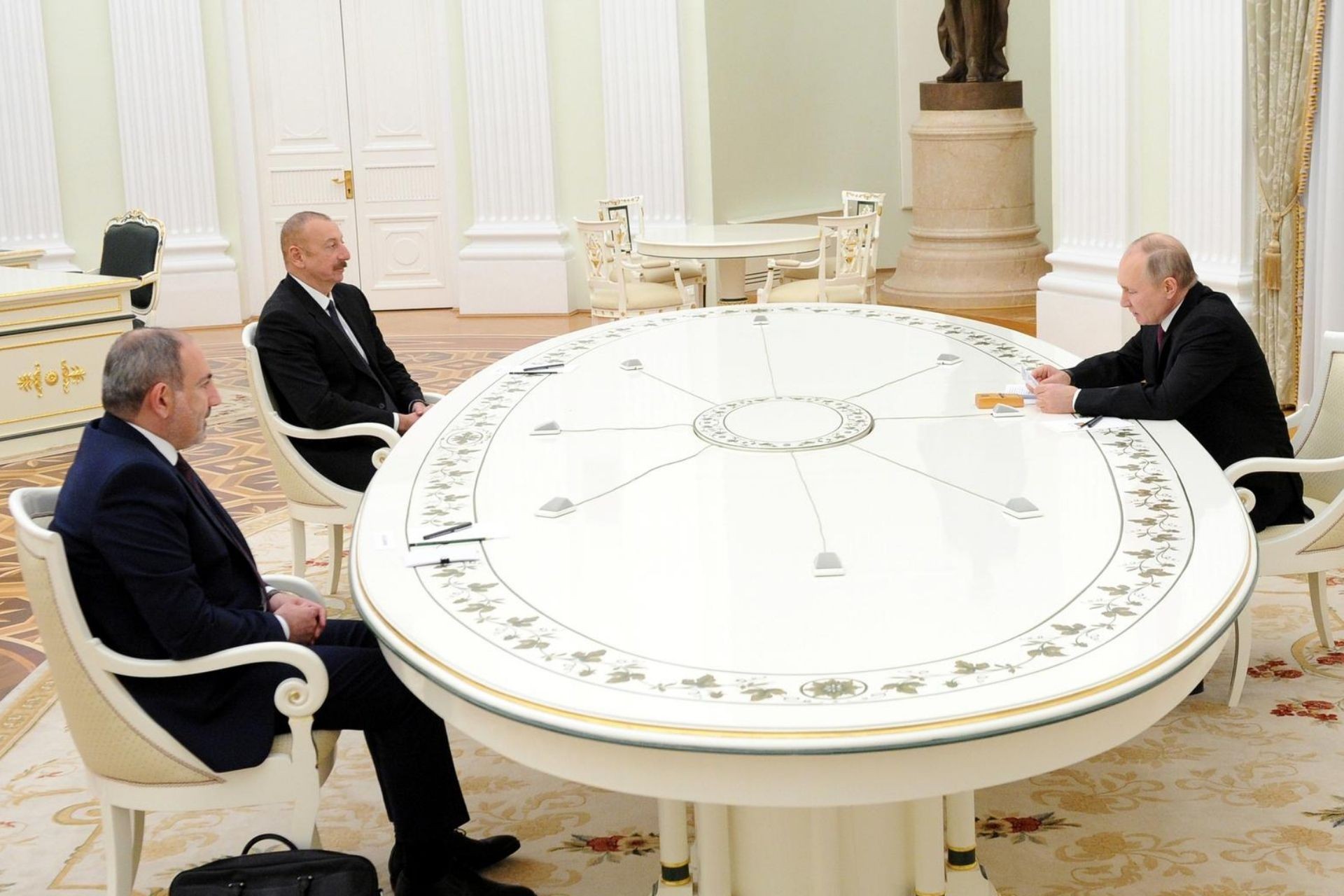 Nikol Paşinyan (solda), İlham Aliyev (ortada), Vladimir Putin (sağda)