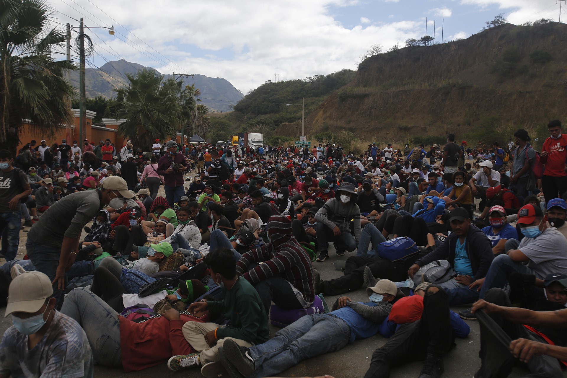 Honduras'tan ABD'ye geçmek isteyen mültecilere askerler müdahale etti