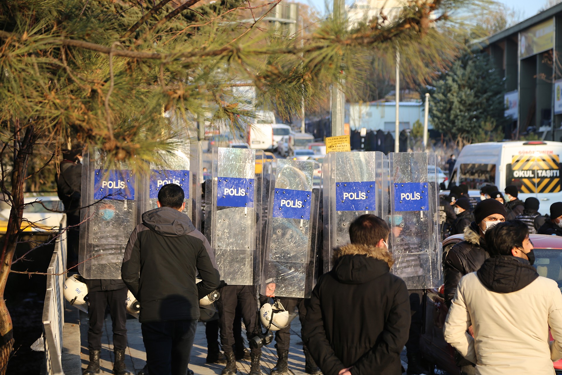 Sendikal hakları için Çorum'dan Ankara'ya gelen Ekmekçioğulları Metal fabrikası işçileri, Çalışma Bakanlığı binasına gitmek isterken polis tarafından engellendi.