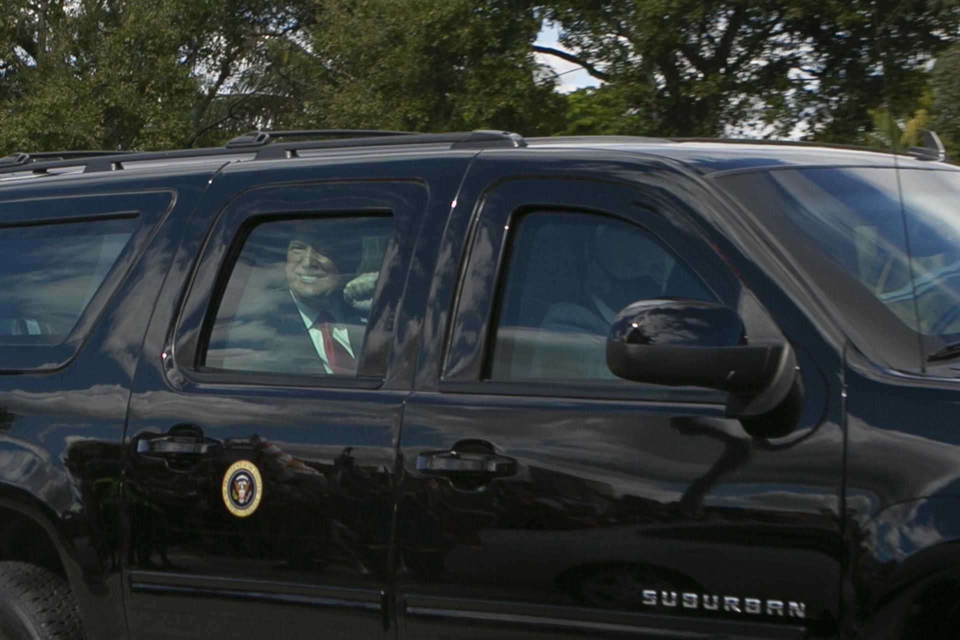 Trump arabanın camından bakıyor
