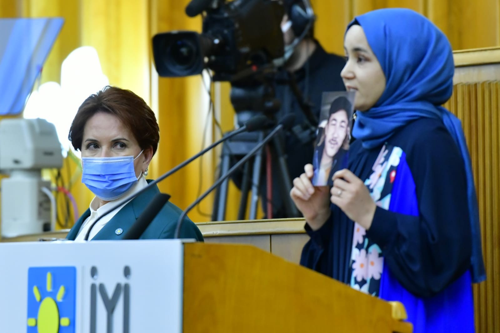 Meral Akşener (solda),  Nursiman Abduraşid (sağda)