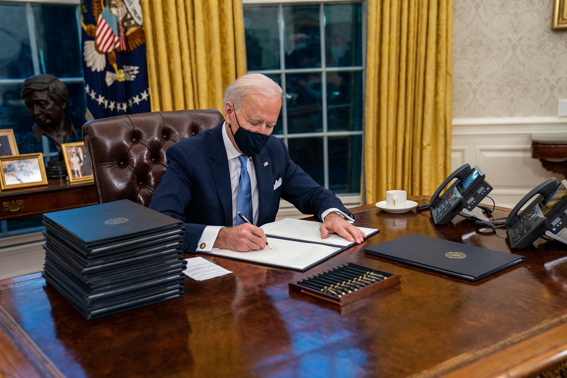 ABD Başkanı Joe Biden, göreve başlama törenlerinin bitmesinin ardından geldiği Beyaz Saray'da Oval Ofis'e girerek Donald Trump döneminde sıkça tartışılan politikaları geri çevirmeye yönelik ilk kararnamelerini imzaladı. (Fotoğraf: EPA/Doug Mills/POOL - AA)