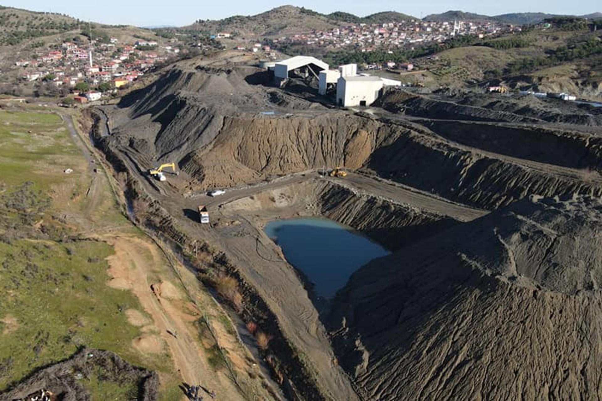 Ayvalık'ın Karaayıt köyünde halk ve ekoloji örgütleri, atık depolama alanının çökmesi nedeniyle kimyasal kirliliğin Madra Barajına aktığı Bilfer demir madeninin derhal kapatılmasını istiyor.