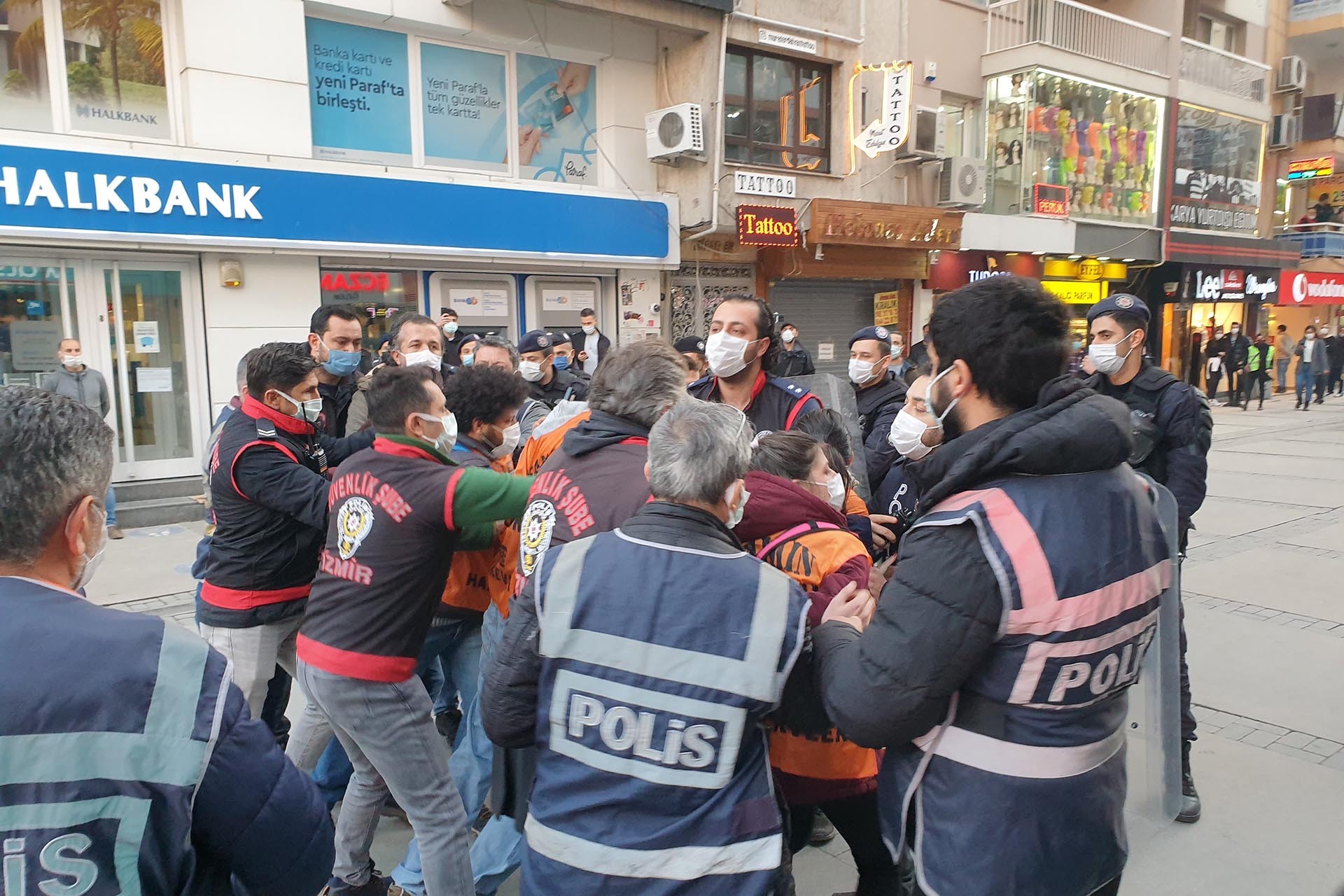 İzmir'de polis halkevleri üyelerini gözaltına aldı