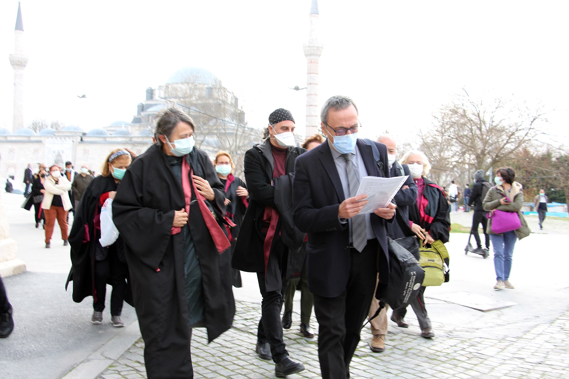 İÜ ve İÜ Cerrahpaşa öğretim üyeleri Beyazıt Meydanında yürüdü