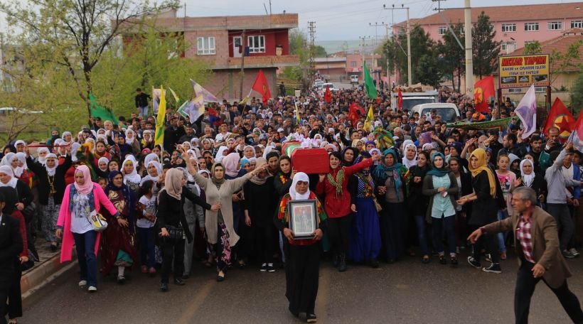 YPJ'li Tuğluk, kadınların omzunda uğurlandı