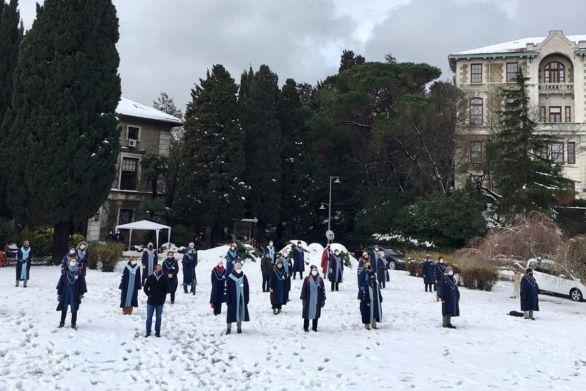 Boğaziçi Üniversitesi akademisyenleri kara rağmen nöbet eyleminde